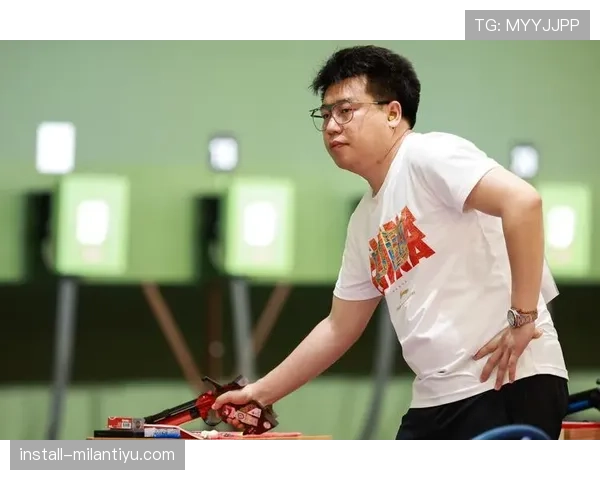 庞伟一身汗还戴着金表去小吃摊点外卖,这反差我消化不了 庞伟一身汗还戴着金表去小吃摊点外卖,这反差我消化不了